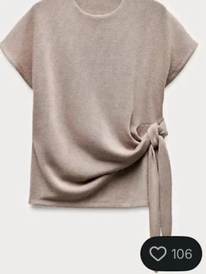 Beige stickad topp med knyt från Zara💕 - Superfin beige stickad topp från Zara med korta ärmar och snygg knytning i sidan. Perfekt för dig som gillar en enkel men trendig look. 💗