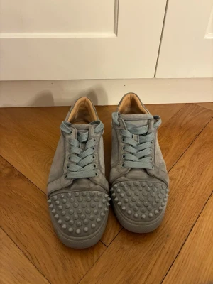 Gråa loubs - Säljer mina gråa loubs, stl 38. Fint skick men tecken på användning. Därav pris. Låda medföljer samt en Christian Louboutin påse