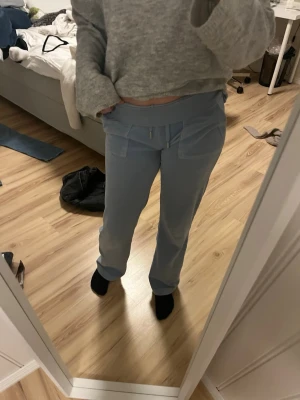 Juicy couture byxor  - Säljer ett par juicy byxor i storlek xxs, bra skick och skickar samma dag som köp💞skriv för prisförslag då pris kan diskuteras lite🥰