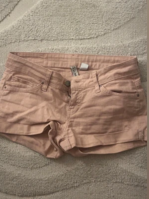 Rosa lågmidjade jeansshorts - Snygga ljusrosa jeansshorts som är fina till sommaren!💞☀️