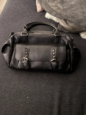 Väska  - Fin väska som går att använda vid de flesta tillfällena💞 använd enstaka gång. Tillkommer ett crossbody band. 