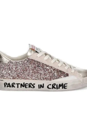 London Crime skor  - Trendiga sneakers med glitterdetaljer och guldfärgad tå ✨ Väldigt snygga och ger en extra touch till vilken outfit som helst. Texten “Partners in Crime” på sulan gör dem unika.  Använda få gånger och i jättefint skick. Perfekta till både jeans, klänning eller en casual outfit.  Rensar garderoben så kolla gärna mina andra annonser också – paketpris kan ordnas 💕 Snabb frakt.  #sneakers #glitter #glittersneakers #fashion #style #streetstyle #trendy #coolstyle #outfit #ootd #fashionstyle #fashionfin