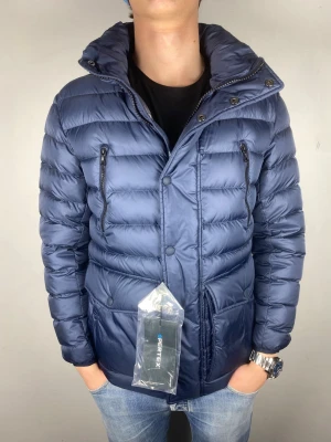 Colmar lätt dunjacka (ny) - Size M | Skick 8/10 | Modellen är 184, 74 kg | Hör av dig vid frågor!