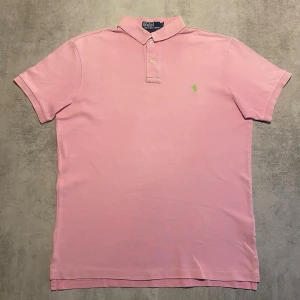 Rosa Polo Ralph Lauren piké  - Jag Säljer en fet pike från Polo Ralph Lauren| skicket på tröjan är bra 8/10 | storlek L | ny pris 2000: mitt pris är 349 | skriv vid frågor och funderingar       