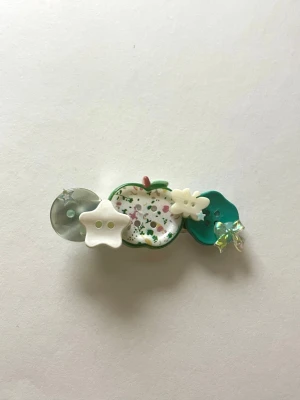 Äpple knapp hårklämma - Y2k äpple knappt hårklämma🍏 kommer fint inpackat med gåvor