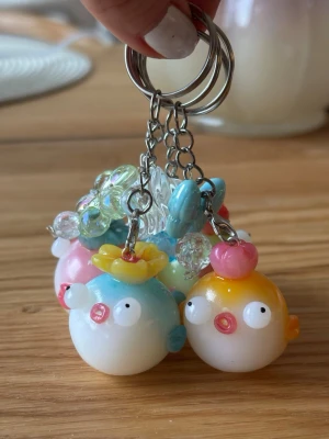 Nyckelring blå - Handgjord i polymer lera 🌸