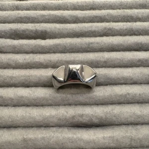 Cool chunky silverring från Edblad  - Säljer en chunky silverfärgad ring med coola pyramidformade detaljer. Ringen har en modern och edgy vibe med blanka ytor och geometrisk design. Perfekt för dig som vill sticka ut med accessoarer som känns unika och trendiga. Edblad förpackningen finns med