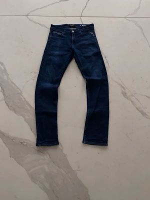 Replay jeans  - Snygga mörkblå slim fit jeans från Replay | Modellen på jeansen är Grover | mycket bra skick,  9/10 | storlek: W29 L32 | pris kan diskuteras!