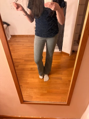 Yoga pants - Säljer mina yoga pants med vadd i pågrund av att de inte kommit till andvändning och de är lite för korta för mig 