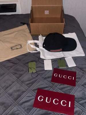 Svart keps från Gucci med logga - Säljer en svart keps jätte fräsch och ren kvitto finns även med priset kan diskuteras vid snabb affär 