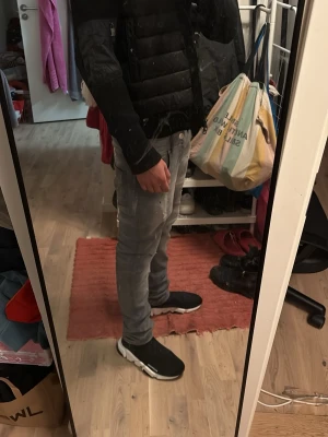 Svart dunväst från moncler - Snygg svart dunväst från moncler med quiltad design och dragkedja framtill. Västen har en stilren look med diskreta detaljer och passar perfekt över en hoodie eller tröja. Materialet är lätt och ger bra värme utan att kännas klumpig.