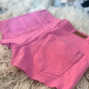 F10 Rosa denimshorts med rå kant lågmidjade lowrise - Säljer massa flera lågmidjade ejeanshorts på min profil!! Så fina midja ca 39,5 +mycket stretch 