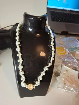 Pärlhalsband med dekorativt spänne - Överge samlingen, utförsäljning till låga priser