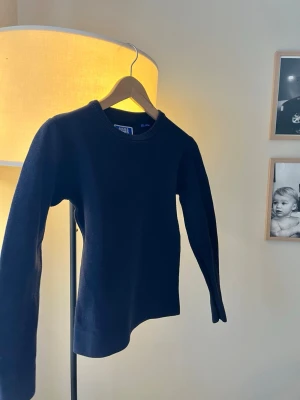 Svart stickad tröja från Jack and Jones. - En Jack and Jones sweater. Är i jättefint skick. Passar jättebra in i garderoben. Kostar runt 500kr på internet men säljer 70% av så 150