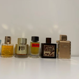Lattafa, Rochas parfymer - Lattafa Fire On Ice Lattafa Qaa’ed Rochas Mustache EDP Lattafa Qaed Alfursan Untamed Lattafa Kingdom  Alla är fulla förutom alfursan och kingdom. Se andra bilden och avgör mängden själv.  📦 Alla har presentation. 200kr/st