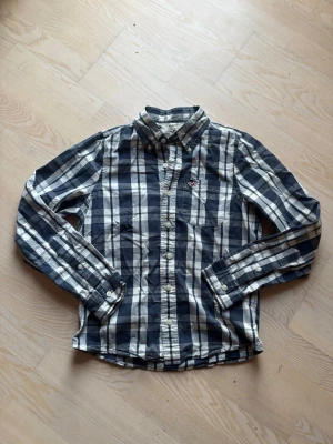 Hollister Skjorta - En riktigt fin vintage hollister skjorta i storlek S men passar som XS. Pris går att diskutera🫰! Har ni frågor? - Hör av er!