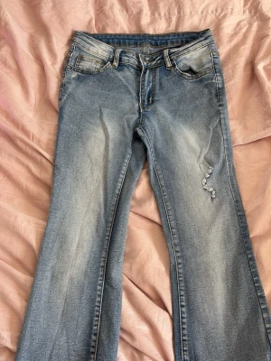 bootcut vintage jeans med detalj - Säljer dessa otroligt fina jeans i storlek xs/s!💓 det står inget märke på byxorna! De är i väldigt fint skick och är knappt använda!💓 packas och postas säkert!💓