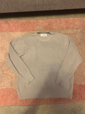 Maison Margiela tröja - Säljer denna snygga maison margiela tröja i storlek M, tröjan har bara använts max 4 gånger, snygg och stilren tröja. Pris kan diskuteras!! Tveka inte att skriva!!