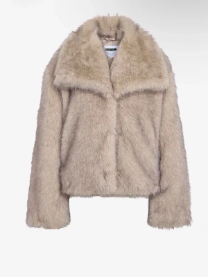 Beige fuskpälsjacka från Nosy May - Säljer en fluffig beige fuskpälsjacka med bred krage och rak passform. Jackan har långa ärmar och stängs framtill. Perfekt för dig som vill ha en trendig och varm look under vintern 🥂💗1149kr