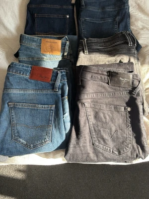 Mix av Pepe Jeans & Jack & Jones jeans - Säljer flera par jeans från Pepe Jeans och Jack & Jones i olika tvättar: svart, grå, mörkblå och klassisk blå denim. Alla har raka ben och klassisk femficksdesign. Perfekta för dig som gillar stilrena och tidlösa jeans i bomull.