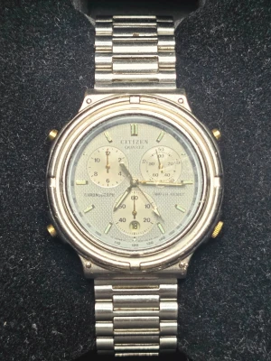 Citizen Quartz kronograf herrklocka  - En Citizen Quartz kronograf herrklocka. Klockan går som den ska. Stilren och elegant klocka som passar i många sammanhang, men bör inte utsättas för mycket vatten. Vid tidsinställning kan den bete sig lite konstigt och kan därför behöva service, därav priset. Medföljer en icke-original Citizen-låda. Åtgärder: rengjord klocka och armband, glaset polerat för att minska repor. Möjligt reparationsobjekt. ⌚