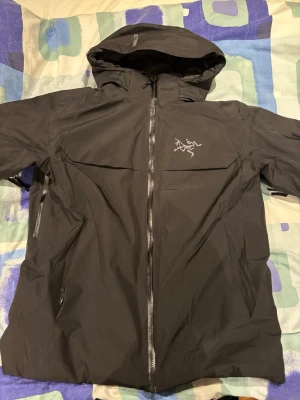Arc’teryx jacka - Tjena, säljer nu min Arc’teryx jacka i storlek L då den är för stor för mig. Tveka inte med att höra av dig vid frågor