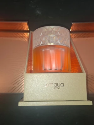 Sharaf Divine parfym från Zimaya  - Lyxig parfym från Zimaya, Sharaf Divine, i en elegant glasflaska med geometriskt mönstrat lock. Flaskan har en varm orange ton och levereras i en exklusiv förpackning med gulddetaljer. Perfekt för dig som gillar unika och exklusiva dofter.