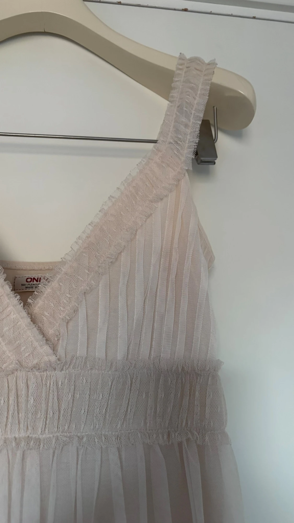 Ljus volangklänning - studentklänning  - 4