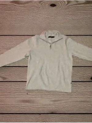 (Storlek M) Ljusgrå fleece-tröja med halvzip - Mysig ljusgrå fleece-tröja med halv dragkedja och hög krage. Perfekt för lager-på-lager och chill dagar. Långärmad och enkel design som funkar till det mesta.