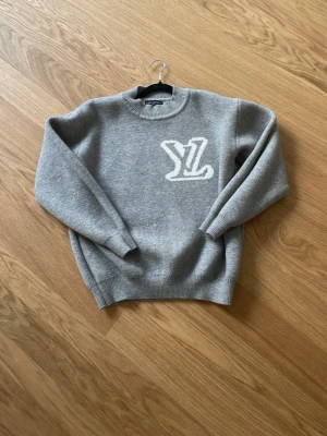 Zara tröja - Säljer denna gråa stickade tröjan för att den var lite för stor på mig och jag är en M. Pris kan diskuteras vid snabbaffär