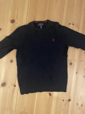 Ralph lauren stickad tröja - En riktigt snygg stickad Ralph lauren tröja i väldigt bra skick. Kommer sälja mycket till vintern så gå in och kolla i min profil, tveka inte med frågor! Storleken är XL ungdom passar xs-s