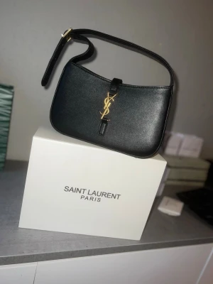 Usl  - Hej, Säljer en riktig fin damväska nu, passar perfekt för classy looks och inte för flashy. Går att matcha med nästan vad som helst. Skriv gärna privat för mer info. Priset kan diskuteras.