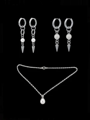Smyckeskit - Smyckeskit innehållande och två par örhängen och ett halsband från mitt egna smyckesföretag Laika där jag själv designar och tillverkar smycken från hjärtat i rostfritt stål💕💕💕 ett värde av 377 kr