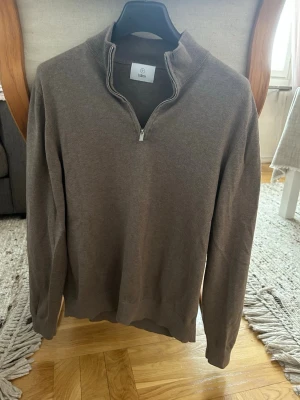 Brun half-zip tröja från Bläck - Brun half-zip tröja från bläck i mycket bra skick, endast använd ett fåtal gånger.