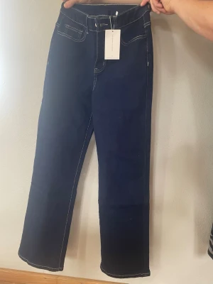 Mörkblåa jeans💗 - Säljer ett par mörkblå jeans med raka ben och vita kontrastsömmar🩷