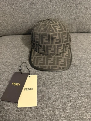 Svart Fendi keps - Snygg svart keps från Fendi med det klassiska FF-monogrammet över hela kepsen. Kom pm vid funderingar!