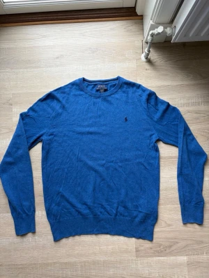Ralph Lauren pullover - Tja! Säljer nu denna snygga pull over shirten från Ralph Lauren. Tröjan är barnstorlek Xl så sitter ungefär som xs/s, passar 170-175 ungefär. Hör av er vid frågor och funderingar🙌