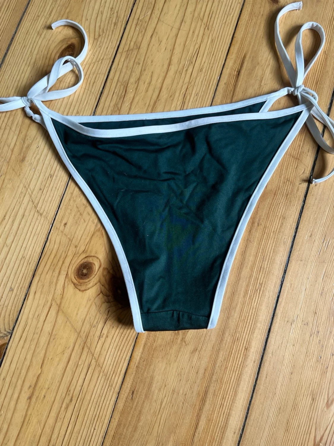 Mörkgrön bikini med vita kanter - 4