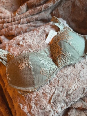 Grön spets-bh från Intimissimi - Helt ny bh ifrån intimissimi, pris lappen kvar och aldrig använd, inte ens testad på. Storlek 80C💕
