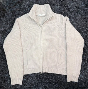 Our Legacy Ultra Zip Cardigan  - Storlek L                                                                            Passar M                                                                             Sparsamt använd                                                                                                                                                           I mycket gott skick                                                     Pris ej hugget i sten ;)
