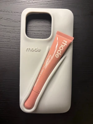 Rhode skal IPhone 16 - Snyggt ljusgrått mobilskal från Rhode för IPhone 16! Aldrig använd, lip peptide ingår inte! 🥰
