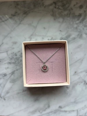 Halsband från Lily And Rose med rosa sten - Silvrigt halsband från Lily And Rose med rosa sten. Halsbandet har endast använts vid enstaka tillfället så det är vid bra kvalitet. Säljer även tillhörande armband för 100kr.