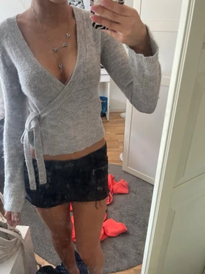 omlottstickad tröja - nästan oanvänd fin stockad omlott tröja från gina tricot som man knyter🩷