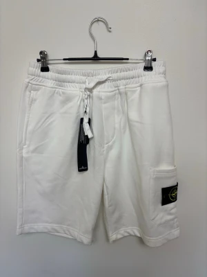Stone Island vita Shorts  - Stone Island shorts perfekt till sommaren i färgen vit | Storlek M | Fraktar samma dag om köp sker innan 22:00