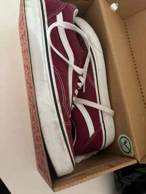 Vinröda Vans Old Skool sneakers - Vinröda Vans Old Skool sneakers med vit sula och klassisk vit sidorand. Ovandel i canvas och mocka, vita skosnören och låg profil. Perfekta för en avslappnad streetstil.used once