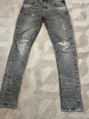 Replay jeans - Riktigt snygga replay jeans (slim) i storlek 29. De är i nyskick förutom hålet på bild 3 som dock inte syns när man har på sig de så om man syr ihop de så är byxorna som nya igen. Hör av vid funderingar!
