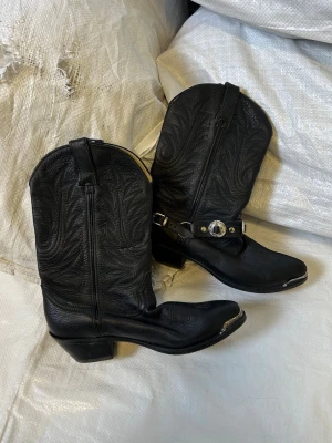 Cowboyboots svarta, skinn boots - Denna vara kommer att auktioneras ut på på Humana x Plick Live den 25 juni klockan 19:30