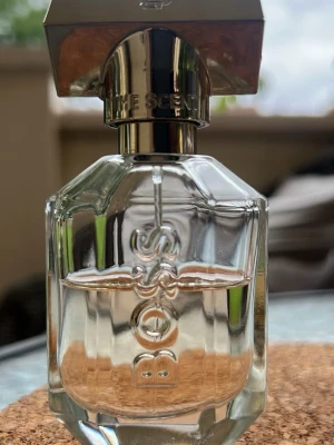 The Scent For Her EdP - HUGO BOSS - Feminin, blommig och sensuell parfym • Fragrance family: Ambery Floral Fruity • Eau de Parfum  Topp: Persika Hjärta: Osmanthus Bas: Vit mysk  30ml flaska. Använd.