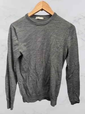 Merino tröja  - Säljer den här merino tröjan från suitsupply eftersom den har blivit för liten för mig. Det finns ett litet hål på framsidan som visas på bild 2. Skön basic tröja som sitter lite tightare i passformen. Hör av er vid frågor/funderingar