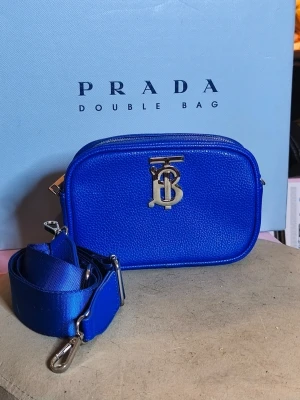 💙 Bright blue camera bag 💙 - 💙 Bright blue crossbody bag in a soft pebbled material with an adjustable and detachable wide shoulder strap. The perfect everyday size for your phone, wallet, keys, and other essentials. Finished with silver-tone hardware and a smooth zip closure.  Excellent condition with no visible flaws or signs of wear. Clean, well-kept, and ready to use.  💌 Feel free to message me if you have any questions or would like additional photos.